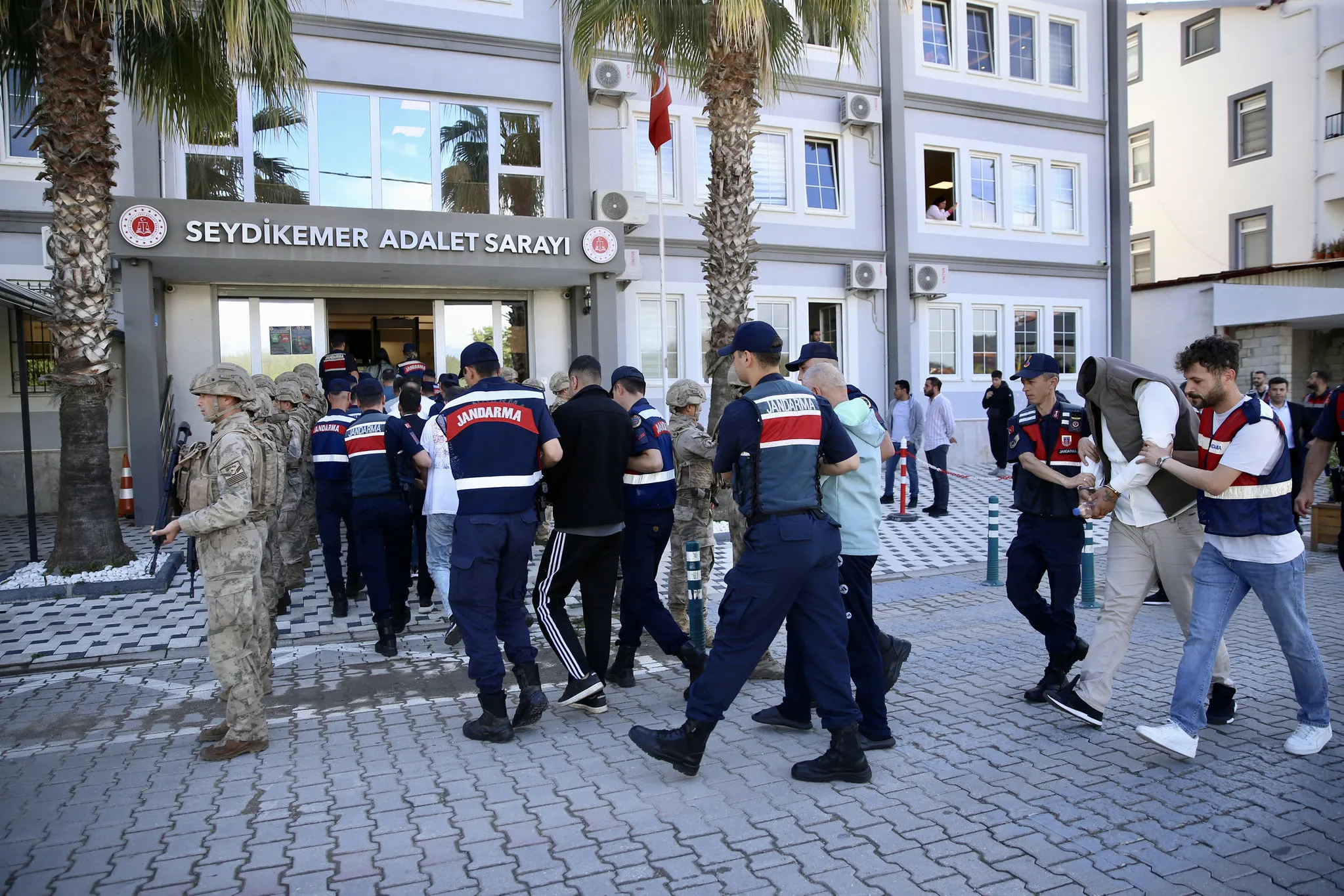 Yunanistan'da kirli tezgah çökertildi: Hayalet silahlar ele geçirildi