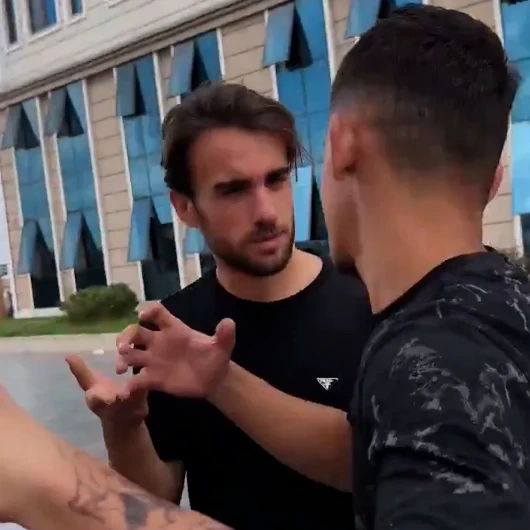 Yunus Akgün Beşiktaşlı Taraftarın Kartal Pençesine Tepki Gösterdi