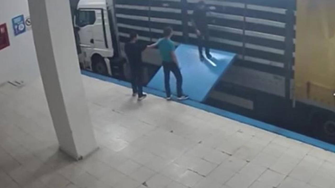 Yurt dışına Kaçış Girişimi: Tırın Gizli Bölmesinde Yakalandı