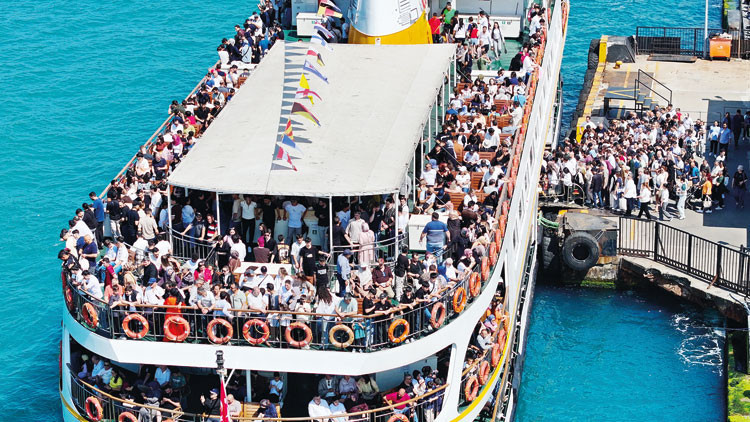 Yurtta bayram kalabalığı: İğne atsan yere düşmedi