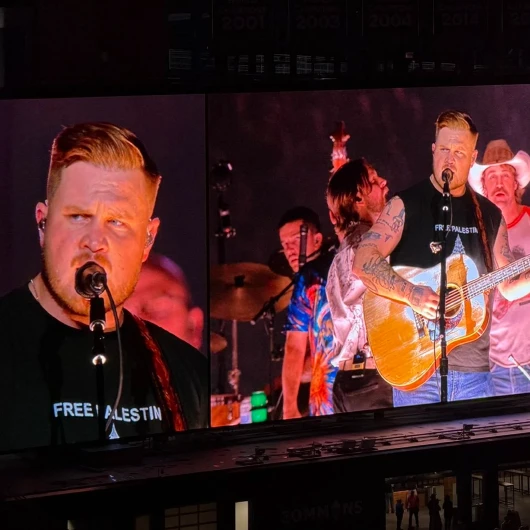 Zach Bryan'dan Filistin'e Destek: Macklemore'un Yasaklandığı Stadyumda Tişörtlü Mesaj