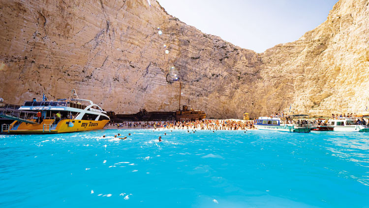 Zakintos'taki Navagio Plajı Heyelan Tehlikesi Nedeniyle Tatil Sezonu Boyunca Kapatıldı