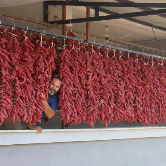 Zehir gibi acı: Mahallede balkonlar kırmızıya büründü