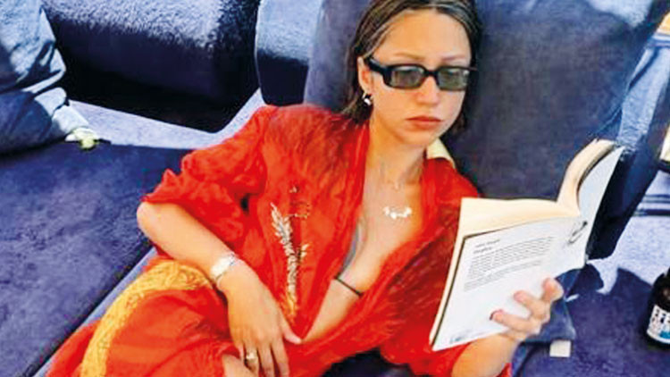 Zeynep Bastık, Evlilik Öncesi Kız Kıza Tatilde