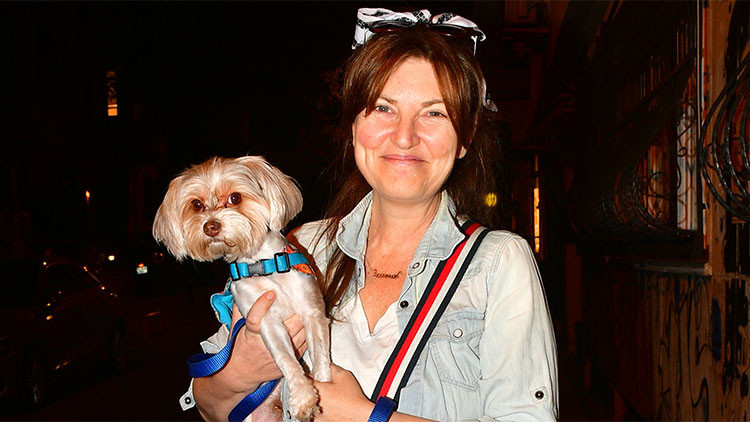 Zeynep Kumral Cihangir'de Köpeğiyle Gezintide Görüntülendi