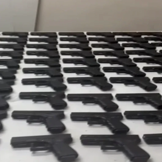 Zeytinburnu'nda İş Yerinde 100 Ruhsatsız Tabanca ve Uyuşturucu Ele Geçirildi