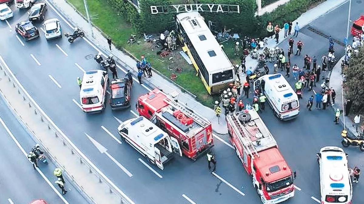 Zeytinburnu'nda İETT Otobüsü Bahçe Duvarına Çarptı: 2 Ölü, 21 Yaralı
