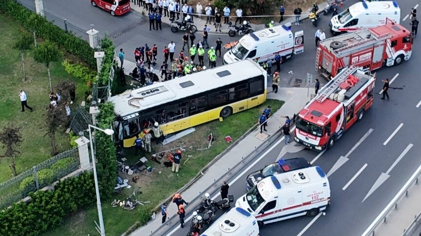 Zeytinburnu'nda İETT Otobüsü Sitenin Duvarına Çarptı: 1 Ölü, 17 Yaralı