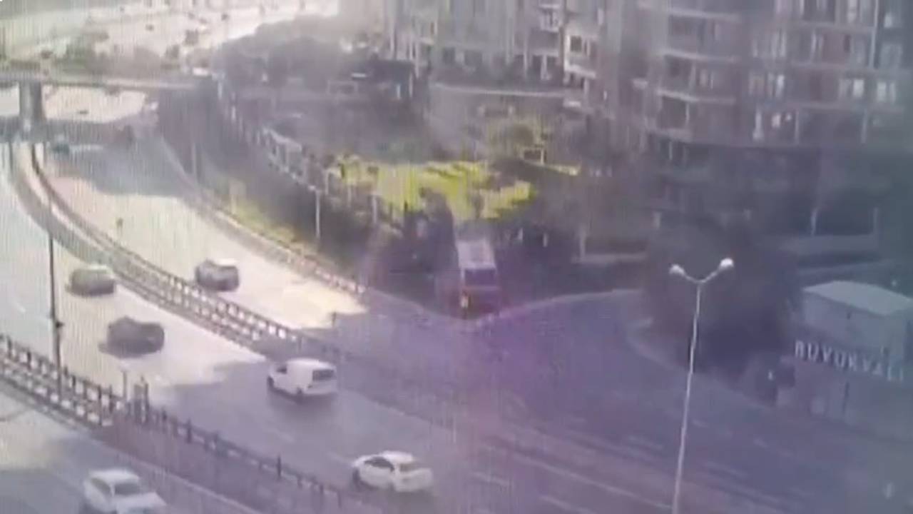 Zeytinburnu'nda Trafik Kazası: Otobüsün Çarptığı Duvarda 2 Kişi Hayatını Kaybetti