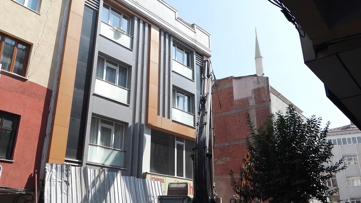 Zeytinburnu'nda kentsel dönüşüm yıkımında facianın eşiğinden dönüldü