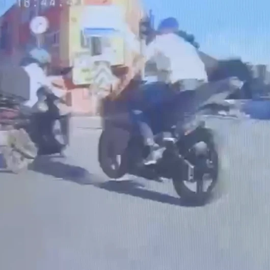 Zeytinburnu'nda Motosiklet Kazası: İki Sürücü Yaralandı