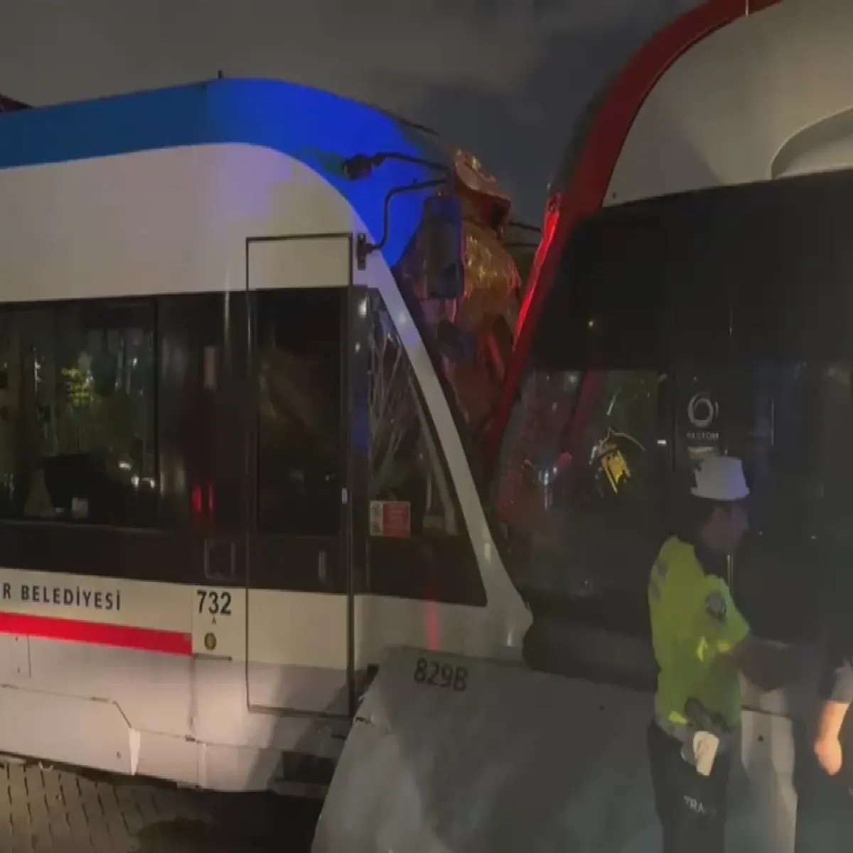 Zeytinburnu'nda Tramvaylar Kafa Kafaya Çarpıştı: Yaralılar Var