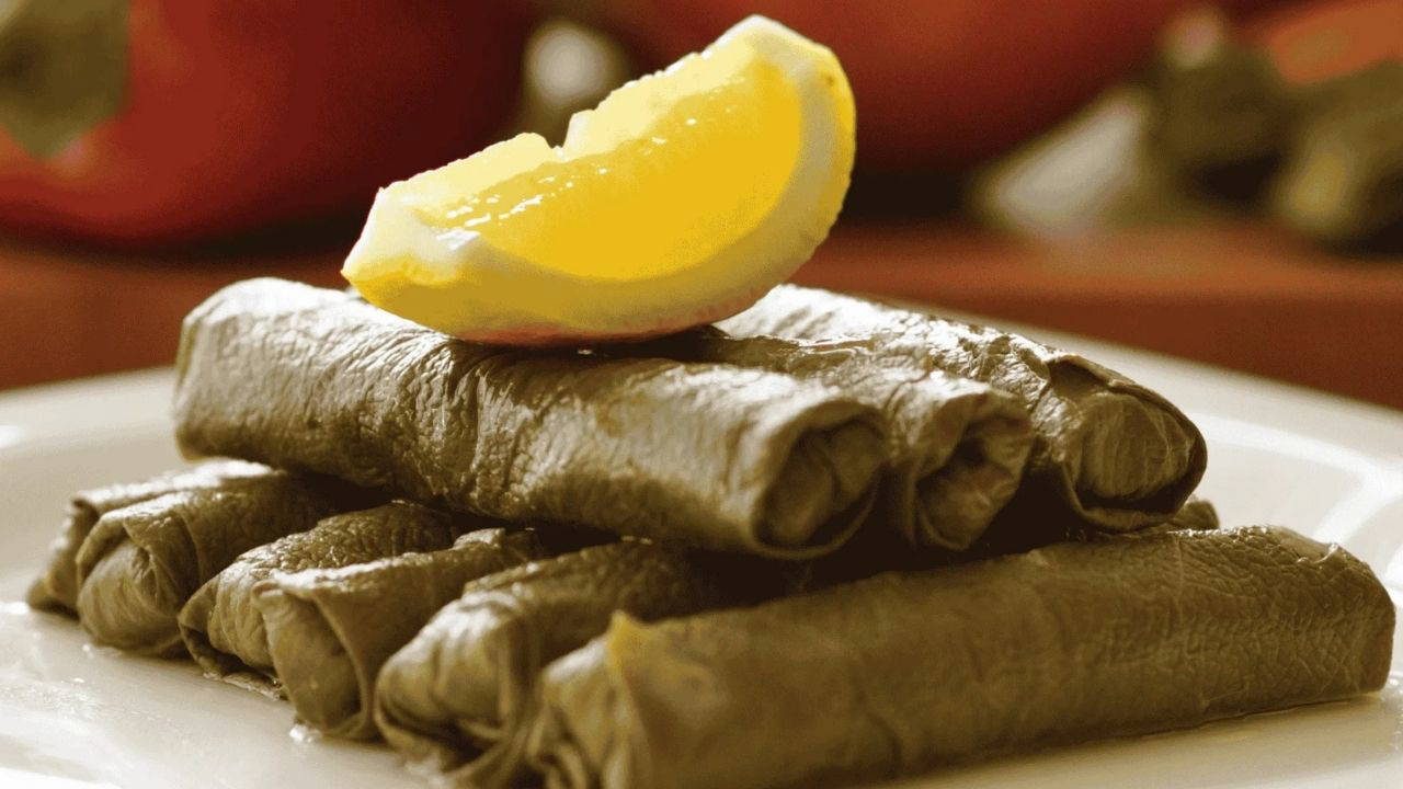 Zeytinyağlı Yaprak Sarma Tarifi: Kalem Gibi Sarmanın Püf Noktaları