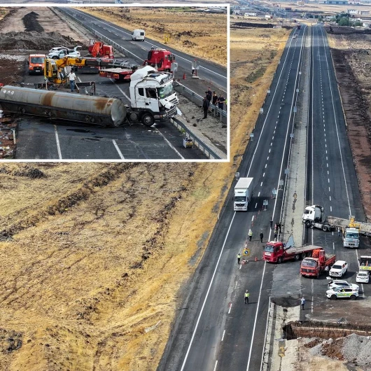 Zift Yüklü Tanker Devrildi: Diyarbakır-Şanlıurfa Yolu Ulaşıma Kapandı