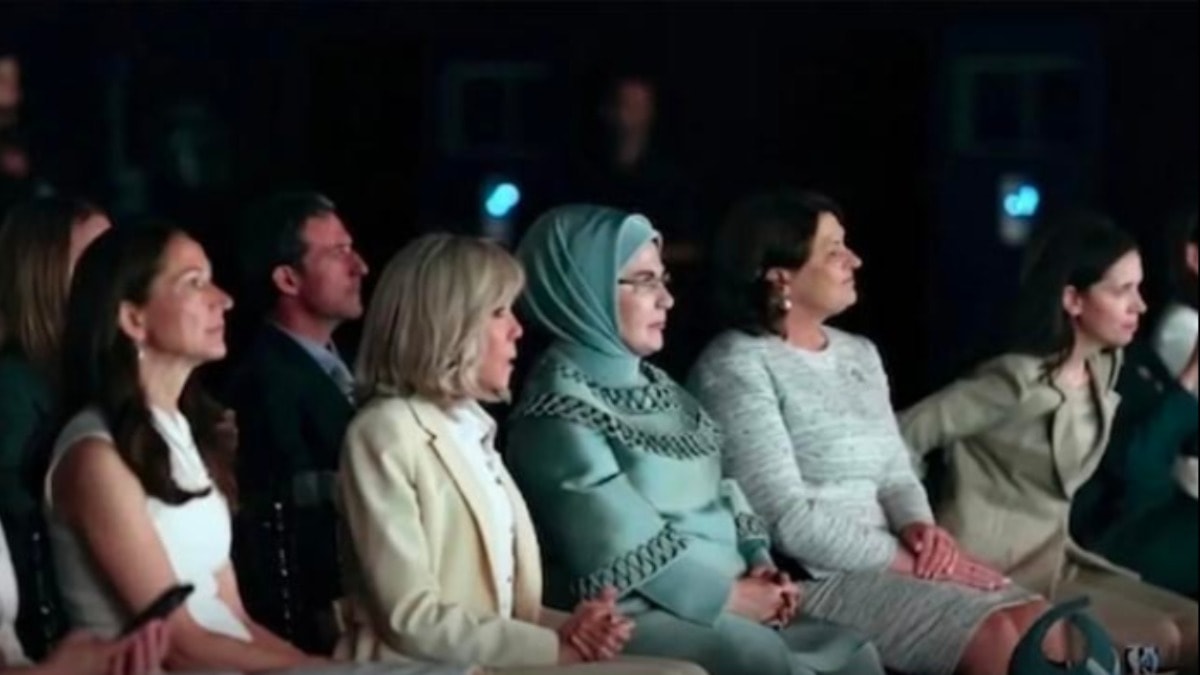 Zirvede defile sürprizi: Lider eşleri için özel moda şovu