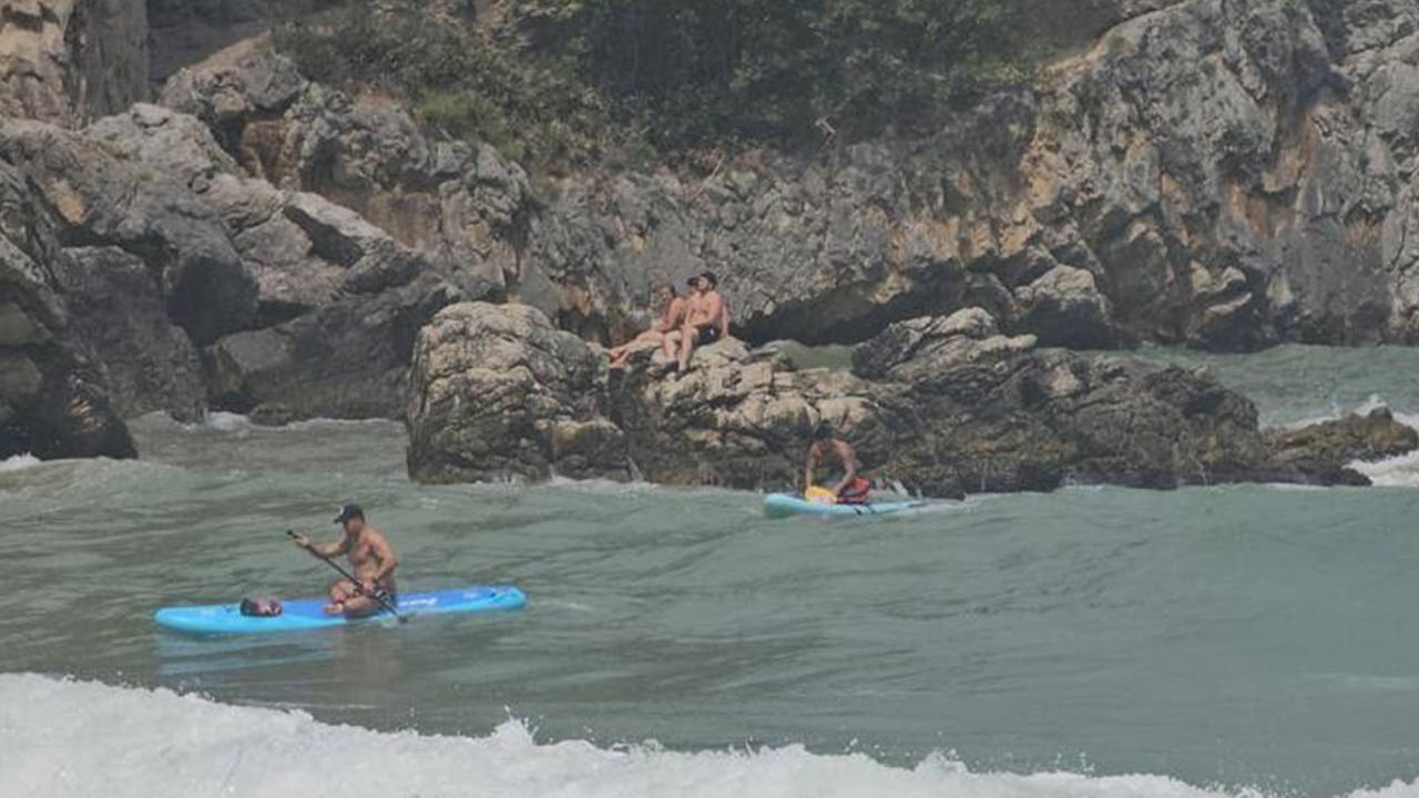 Zonguldak'ta Dev Dalgalar: 7 Kişi Denizde Zor Anlar Yaşadı