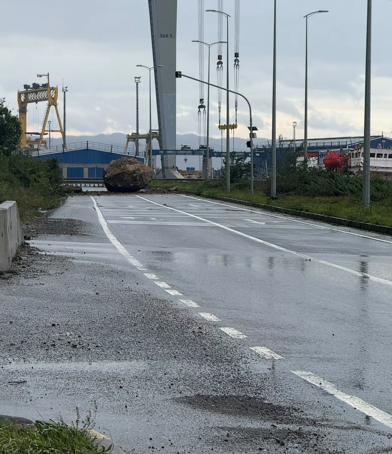 Zonguldak'ta Dev Kaya Kara Yoluna Düştü: Ulaşım Geçici Olarak Durdu