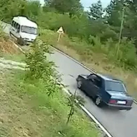 Zonguldak'ta İşçi Servisi ile Otomobil Kafa Kafaya Çarpıştı: 4 Yaralı