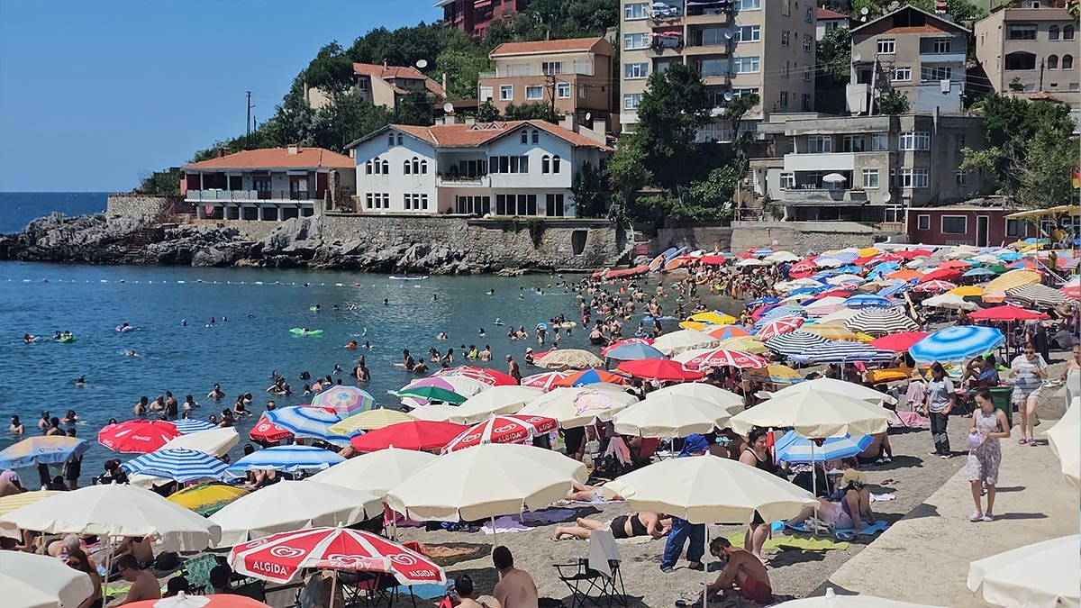 Zonguldak'ta Kapuz Plajı'nda yoğunluk: İğne atsan yere düşmüyor