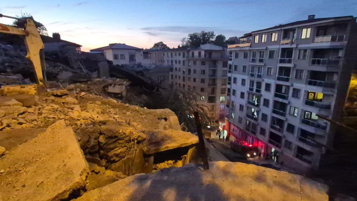 Zonguldak'ta metruk bina çöktü, yanındaki ev yıkıldı: 1 ölü