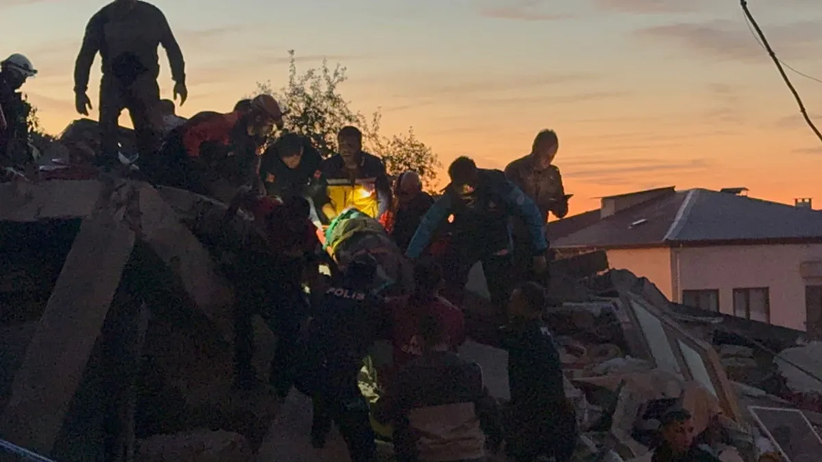 Zonguldak'ta 3 Katlı Bina Çöktü: 1 Kişi Kurtarıldı, Diğeri İçin Çalışma Sürüyor