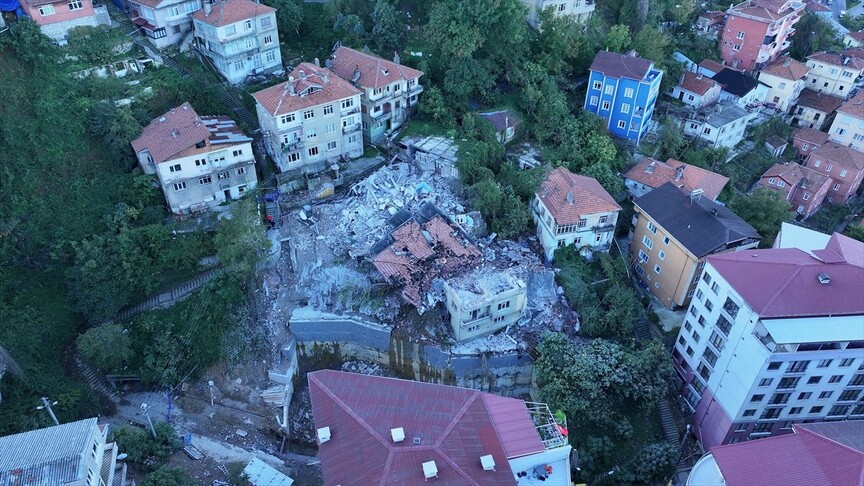 Zonguldak'ta Çöken Binanın Çevresindeki 7 Bina Boşaltıldı