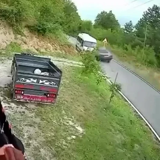 Zonguldak'ta işçi servisi ile otomobil çarpıştı: 4 yaralı