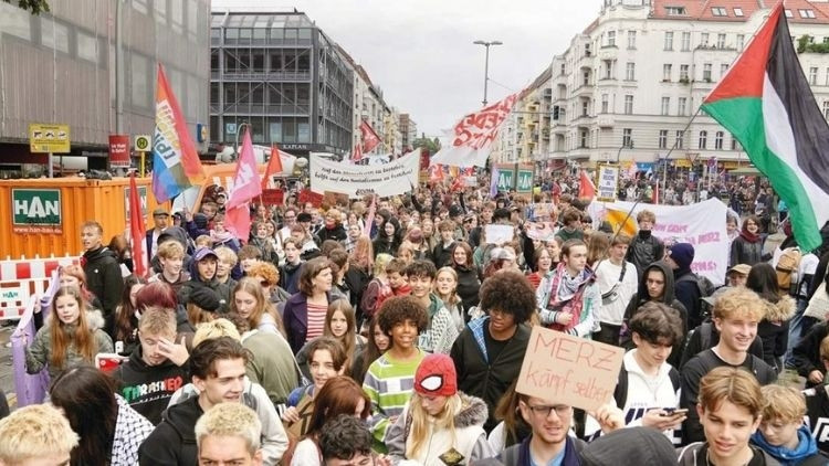 Zorunlu askerlik protestosu: Alman gençler sokakta